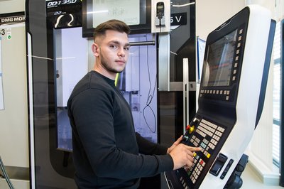 Florijan Sadrija absolviert bei ZF die Ausbildung zum Produktionstechnologen. Foto: Rich Serra