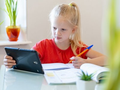 Ein Kind lernt mit Tablet
