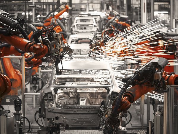 Autos mit Schweißrobotern