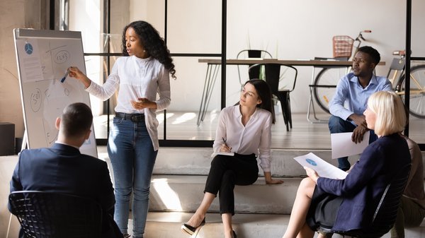 Modernes Lernen und Arbeiten, AdobeStock/Fizkes Schüler in einer Klasse