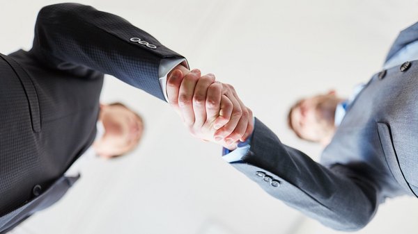 Handschlag zweier Manager