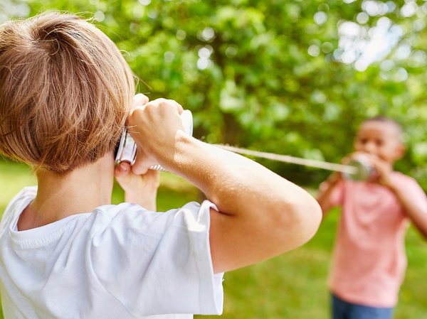Kinder mit Dosentelefon