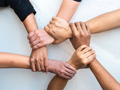 Gemeinschaft, Foto: Adobe Stock/May Chanikran Händekreis