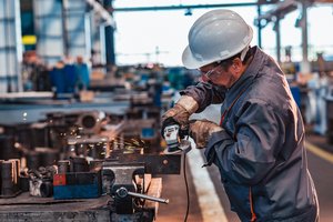 Beschäftigung, Foto: Adobe Stock/bnenin Älterer Industriearbeiter