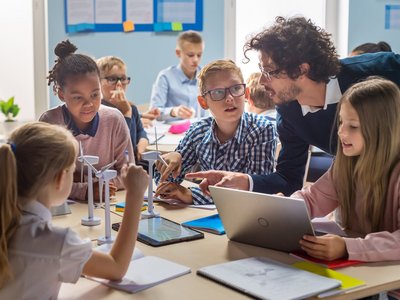 Schule, Foto: Adobe Stock/Gorodenkoff Schulklasse
