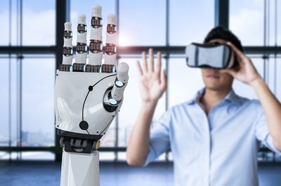 Industrie 4.0 Foto: Adobe Stock/Kittipong Jirasukhanont Mann mit Roboterhand