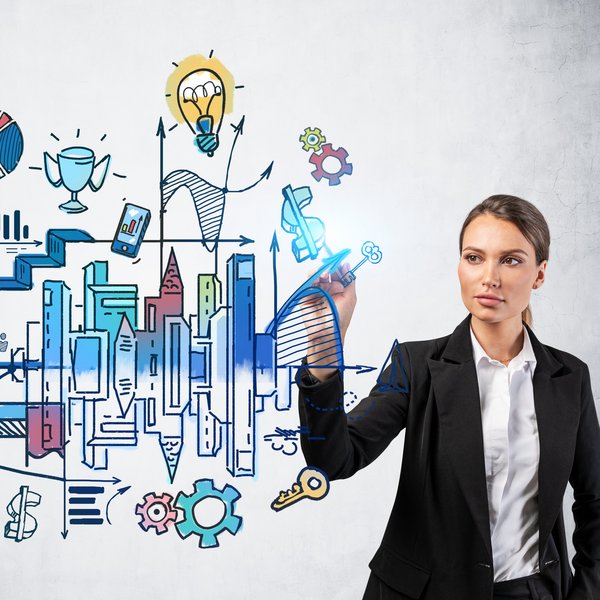 Projekt-Management, Foto: Adobe Stock/Denis Isagilov Eine Frau zeichnet eine Unternehmens-Vision