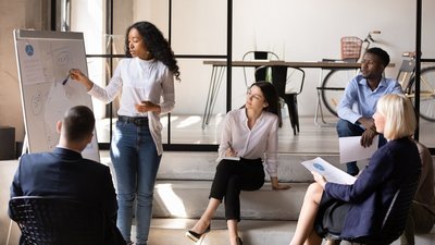 Modernes Lernen und Arbeiten, Foto: Adobe Stock/Fizkes Schüler in einer Klasse