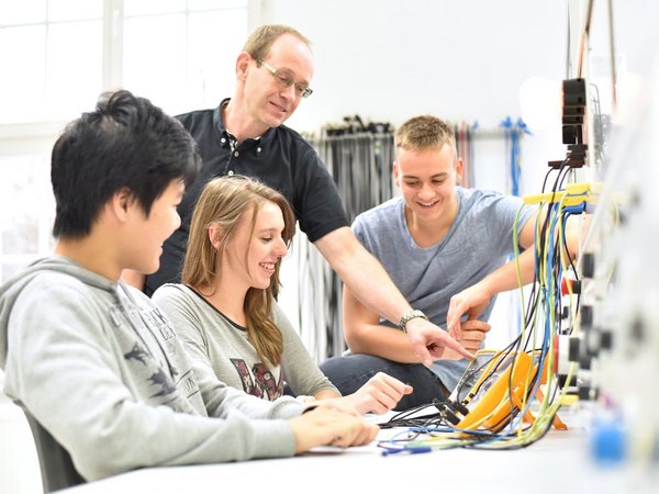 Ausbildung, Foto: Adobe Stock/Industrieblick Auszubildende mit ihrem Ausbilder